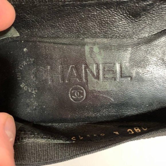 CHANEL size 35 soft crinkled patent leather flats - Picture 2 of 16